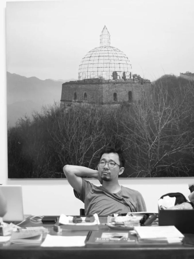 艺术家吴达新以及墙上的“长城计划”摄影记录.jpg
