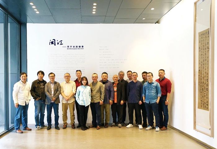 主办方威狮国际与策展人、参展艺术家、来宾于“闽江--关于水的想象”展览现场.jpg