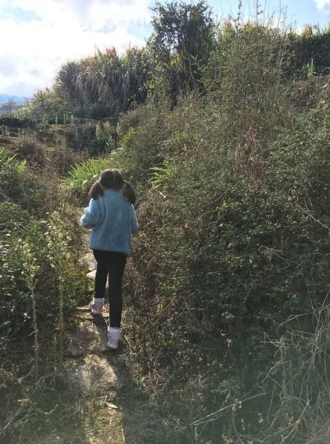 阿芷走在乡间的小路上.jpg