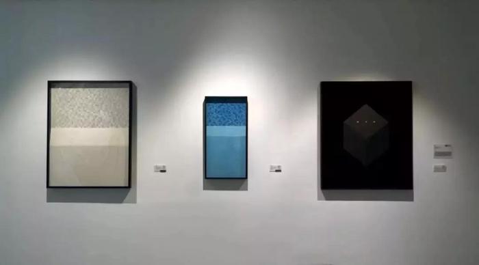 日常系列-白马赛克和白桌面》，纸本设色、木刻浮雕，114.5×87.8cm，2016.jpg